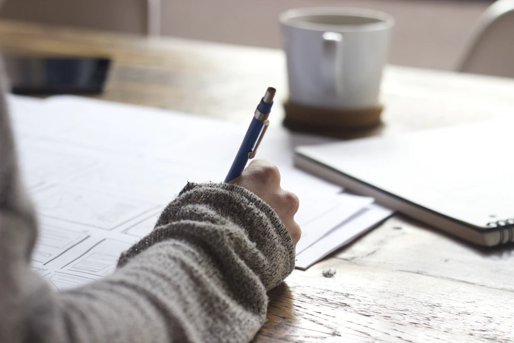 Prise de notes et révisions sur un bureau