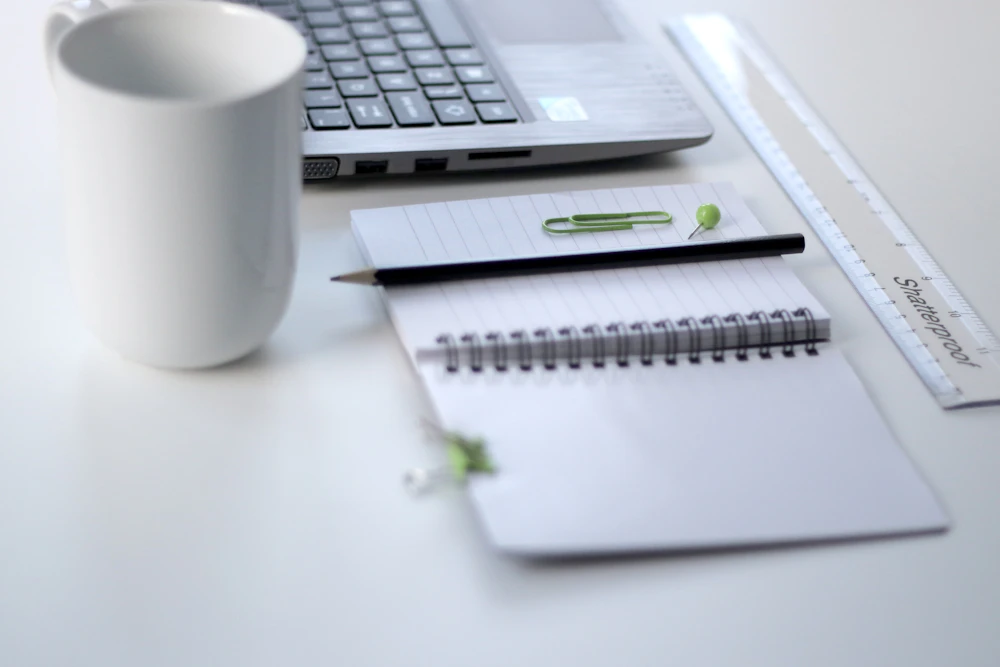 Un espace de travail organisé avec un cahier et un ordinateur