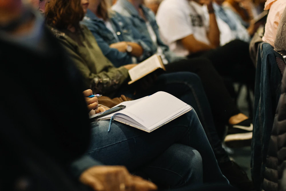 Des participants prennent des notes pendant une rencontre